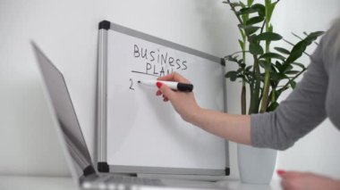 Üzerinde iş planı çizimi olan gülümseyen genç bir kadın. İş stratejisi kavramı