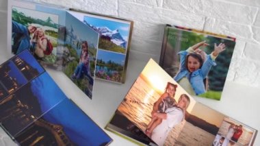 Fotoğraf albümü güzel bir fotobook ile dekore edilmiştir. Beyaz bir arkaplanda sunuldu