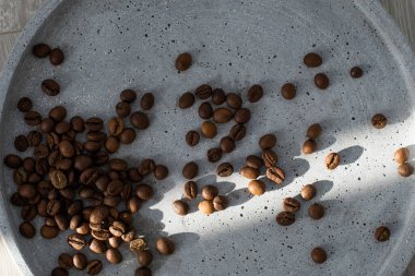 Kahveler ahşap arka planda.