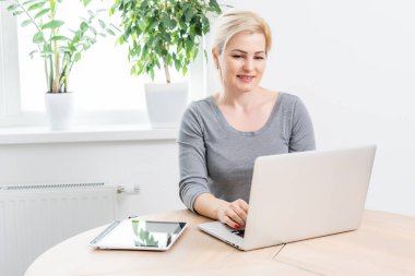 Mutlu Genç Güzel Kadın Laptop Kullanıyor, İçerde.