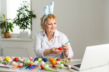 Paskalya yumurtaları ve paskalya ekmekleriyle güzel bir son sınıf kadını.