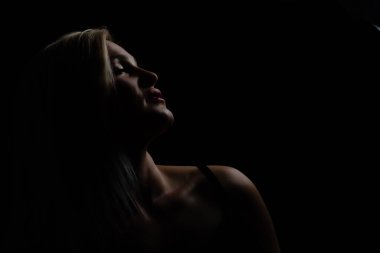 Siyah beyaz kadın portresi, koyu renk güzel yüz, siyah arka planda izole edilmiş kadın, şık seksi görünüş, genç bayan stüdyo fotoğrafı.