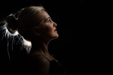 Siyah üzerine güzel sarışın kadın.