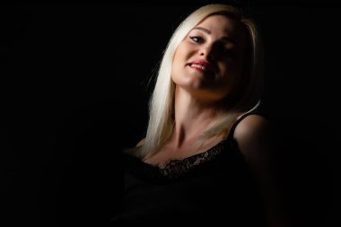 Siyah üzerine güzel sarışın kadın.