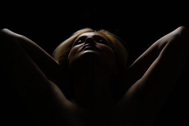 Siyah arka planda kadın silueti