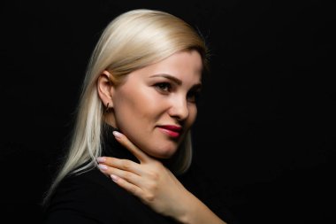 Siyah üzerine güzel sarışın kadın.