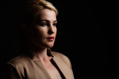 Siyah üzerine güzel sarışın kadın.