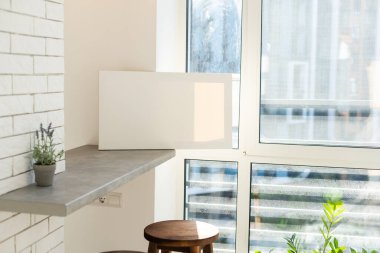 Dairede duran boş beyaz afiş. Şimdiki iş konsepti için şablonu düzenle.