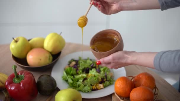 Aderezar ensalada de verduras con salsa de miel de mostaza. Cuenco de ensalada de lechuga fresca — Vídeo de stock