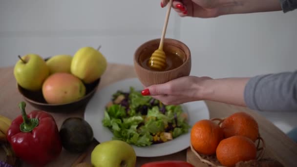 Vestindo salada de legumes com molho de mostarda mel. Tigela de salada de alface fresca — Vídeo de Stock