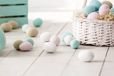 Paskalya yumurtası sepeti ahşap arka plan