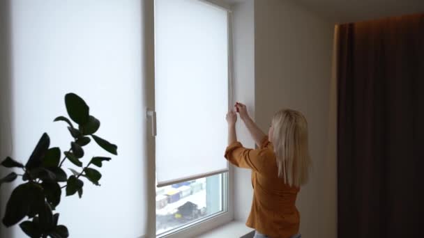 Zakenvrouw opening gordijnen in hotelkamer kijken uit raam op frisse nieuwe dag succesvolle onafhankelijke vrouw planning vooruit op bewolkte ochtend — Stockvideo