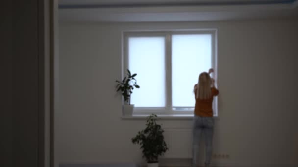 Mujer de negocios abriendo cortinas en la habitación de hotel mirando por la ventana en el nuevo día fresco exitosa mujer independiente planificación con antelación en la mañana nublada — Vídeos de Stock
