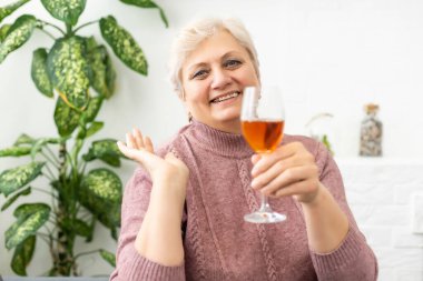 Kırmızı şarap içen son sınıf öğrencisi, beyaz arka planda izole edilmiş.