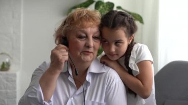 Torunu, büyükannesi ve torunu olan yaşlı kadın.