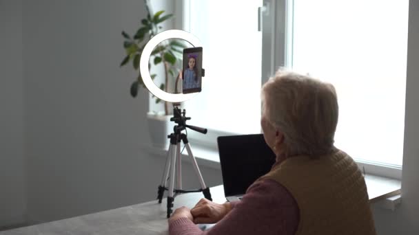 Sorridente donna anziana utilizzando il computer portatile a casa — Video Stock