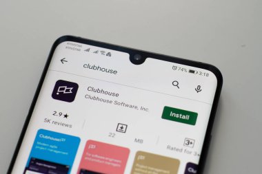 Kyiv, Ukrayna - 15 Şubat 2021: Telefon ekranında Kulüp uygulamasına yaklaş