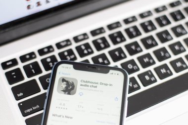 Kyiv, Ukrayna - FEBRUARY 22, 2021: Uygulama Klübü 'nün uygulama simgesi telefon ekranının üstünde, İllüstrasyon Editörü