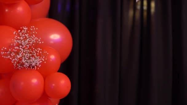 Rote Luftballons auf der Fotozone — Stockvideo