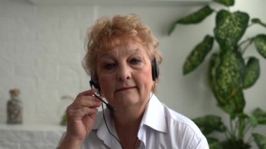 Yakın plan mutlu, gözlüklü yaşlı bir kadın kameraya bakıyor, dişlek bir gülümseme, optik mağaza veya diş bakımı hizmetlerinden memnun olan yaşlı bir kadın.