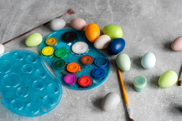 Doğu saati için yumurta boyamak.