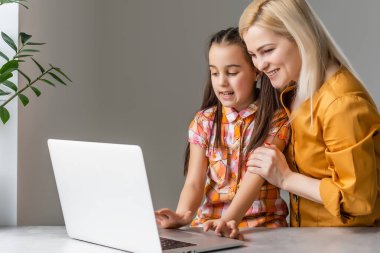 Annenin evde çalıştığı ve kızıyla konuştuğu fotoğraf.