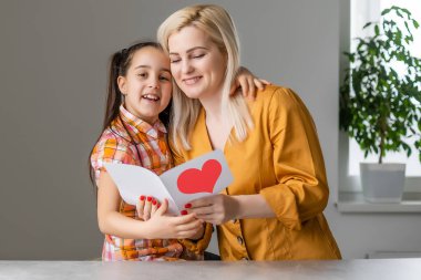 Parlak bir anne-kız kucaklaşması.