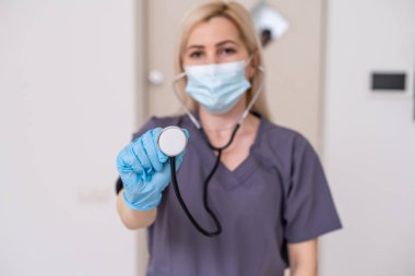 Beyaz arka plandaki doktor kadın.