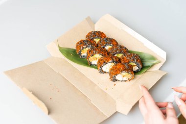 Somon ve avokado ile suşi.