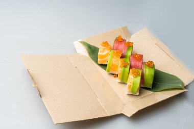 Somon ve karides soslu suşi.