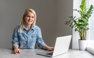 Çalışma süreci konsepti. Genetik dizüstü bilgisayarı olan genç bir kadın proje üzerinde çalışıyor. Analiz el planlaması