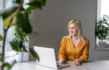 Mutlu Genç Güzel Kadın Laptop Kullanıyor, İçerde