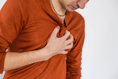 Göğsünde ağrı olan bir adam.