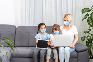 Coronavirus. Karantinaya alın. Çevrimiçi eğitim ve serbest çalışma. Bilgisayar, dizüstü bilgisayar ve uzaktan çalışan kız. Dünyada koronavirüs salgını. Okullar kapanıyor