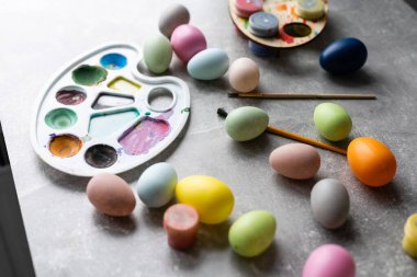 Doğu saati için yumurta boyamak.