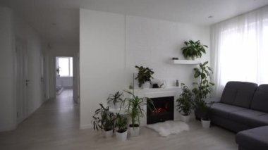 Oturma odası manzarası, dinlenme odası ve mutfak boş.