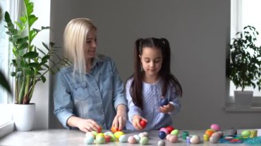 Paskalya yumurtalı mutlu bir aile. Mutlu aile Paskalya için hazırlanıyor.