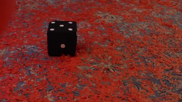 Барвистий папір на підлозі, червона конфетті на підлозі — стокове відео
