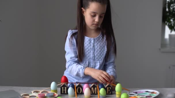 Uma menina mostrando seu ovo de Páscoa pintado — Vídeo de Stock