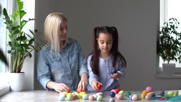 Szczęśliwa rodzina z jajkami wielkanocnymi. Szczęśliwa rodzina przygotowuje się do Wielkanocy — Wideo stockowe