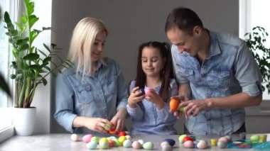 Mutlu aile anne, baba, çocuk kız evde, vesikalık.
