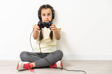 Beyaz arkaplanda izole edilmiş video oyunu denetleyici kullanan kız