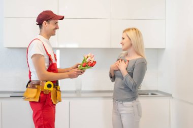 Bayan müşteriyle çamaşır makinesi tamir servisi.