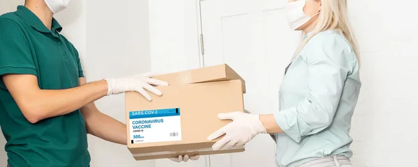 Atractivo asistente de laboratorio rubio positivo llevando caja con vacunas para Covid 19. sobre un fondo blanco — Foto de Stock