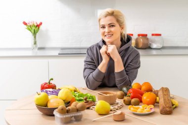 Mutfakta yemek pişiren bir kadın. Sağlıklı Yeme