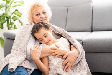 Şirin küçük torunum büyükannemi ziyarete geldi.