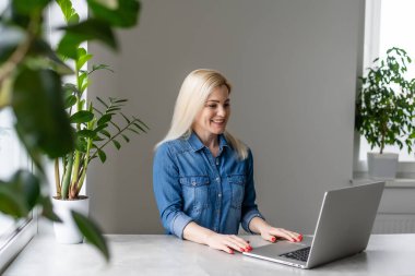 Mutlu Genç Güzel Kadın Laptop Kullanıyor, İçerde