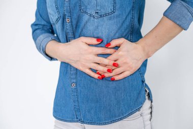 Karaciğer ağrısı ve panorama yüzünden yan yatmış bir kadın.