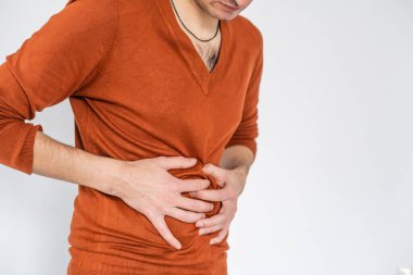 Adam acı içinde karnına dokunuyor. Böbrek iltihabı ve terapi. Tıp ve sağlık hizmetleri kavramı. beyaz arkaplan