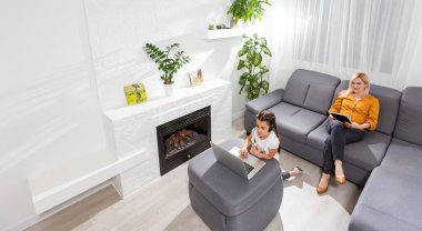 Coronavirus salgını. Kilitlenme ve okul kapanır. Anne, kızının evde online ders çalışmasına yardım ediyor. COVID-19 salgını, çocuklar ve öğretmenler çevrimiçi öğrenim.